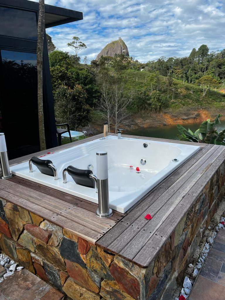 Cabana Privada Sin Prisa "Not Rush" Preciosa! Con Jacuzzi, Vista Y Acceso Directo Al Embalse, Vista A La Piedra , Deporte Acuatico Paddle Board And Breakfast Incluidos ! Imperdible Guatapé Eksteriør bilde